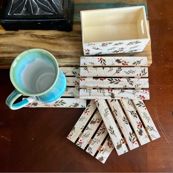 Mini Pallet & Crate Coaster Set red berries ponecones & leaves print. 4 Coasters - Picture 5 of 6